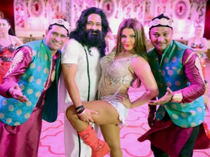 हनीप्रीत बनलेल्या राखी सावंतसोबत बाबाने लावले ठुमके, पहा फोटो!