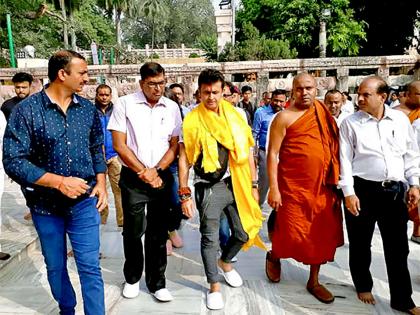 Sonu Nigam reached Buddha in search of peace, see photos! | शांतीच्या शोधासाठी परिवारासह बुद्धगया येथे पोहोचला सोनू निगम, पहा फोटो!