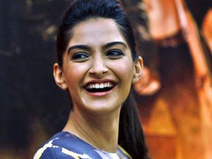 See Video: ... So Sonam Kapoor says 'Giraffe'! | See Video : ...तर यामुळे सोनम कपूरला म्हणतात ‘जिराफ’!