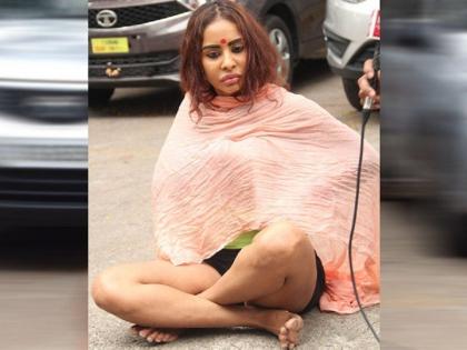 Woman wearing an anti-casting couch against the street; The topless and agitation! | ​ अन् कास्टिंग काउचच्या विरोधात अभिनेत्रीने रस्त्यावर उतरवले कपडे; टॉपलेस होऊन केले आंदोलन!