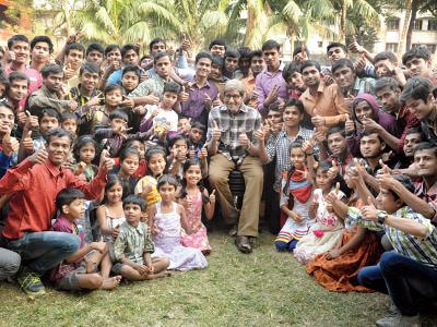 Big B met school children | बिग बी भेटले शाळकरी मुलांना