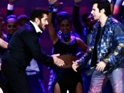 IIFA 2017: Salman Khan and Varun Dhawan Contracts 'Moving Are Kya' | IIFA 2017 : ‘चलती हैं क्या’वर सलमान खान अन् वरुण धवनने धरला ठेका!!