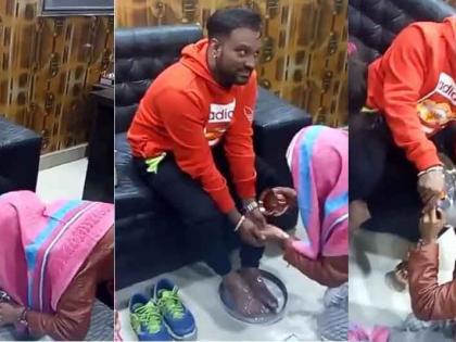 The singer used to wash his feet after drinking the water and drinking water, on social media, a new controversy arose | या गायकाने शिष्याला आपले पाय धुवून पाणी प्यायला लावलं,सोशल मीडियावर उफाळला नवा वाद