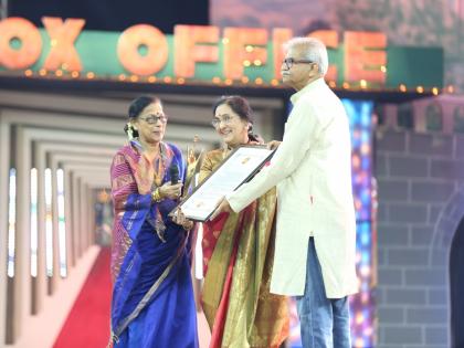 Asha Kale and Madhu Kambikar honored the 'Jeevan Gaurav' award | आशा काळे आणि मधू कांबीकर ‘जीवन गौरव’ पुरस्काराच्या मानकरी