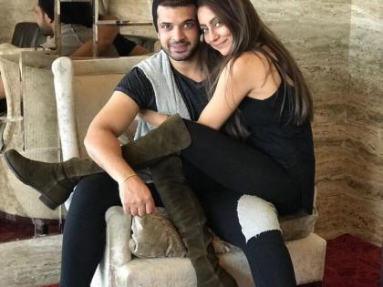 Anushka Dandekar boyfriend Karan Kundra co-creates a whacking, opposite photo | अनुष्का दांडेकर बॉयफ्रेंड करण कुंद्रासह व्हॅकेशन करते एन्जॉय,समोर आले PHOTO