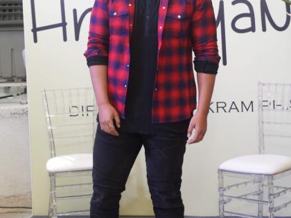 ‘नीरजा’ बघायचे टाळतो