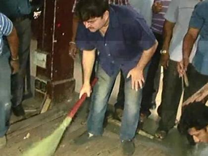 नाट्यगृहाच्या सफाईसाठी अभिनेता प्रशांत दामलेंच्या हाती झाडू
