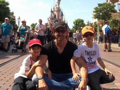 Daddy Hrithik's Spaniard trip with the kids! | डॅडी हृतिकची मुलांसोबत स्पेनला ट्रीप!