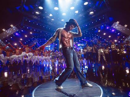 Michael Jackson dances from Tiger Shroff; Nagpur contractor held with Tiger !! | टायगर श्रॉफकडून मायकल जॅक्सनला नृत्यांजली; टायगरसोबत नागपूरकरांनीही धरला ठेका!!