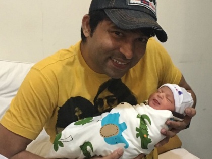 Comedian Chandan Prabhakar became father; Baby's first cute photo shared !! | कॉमेडियन चंदन प्रभाकर बनला बाप; बेबीचा पहिलाच क्यूट फोटो केला शेअर!!