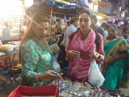 What are you doing in 'Lad' Market in Hyderabad? | हैदराबादेतील लाड मार्केटमध्ये काय करताहेत ‘या’ सेलिब्रिटी मायलेकी?