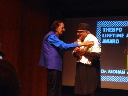 Dr. Mohan Agashe is honored with the Lifetime Achievement Award | डॉ. मोहन आगाशे यांना जीवनगौरव पुरस्काराने सन्मानित