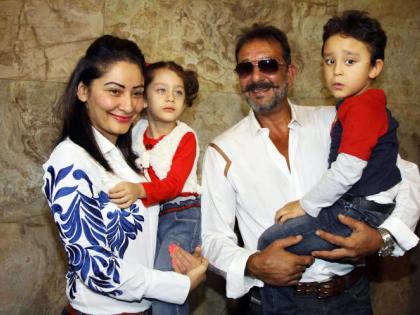 When Sanjay Dutt was in jail, you should talk every day with the children! | जेव्हा संजय दत्त कारागृहात होता तेव्हा मान्यता मुलांसोबत रोजच बोलायची खोटं!