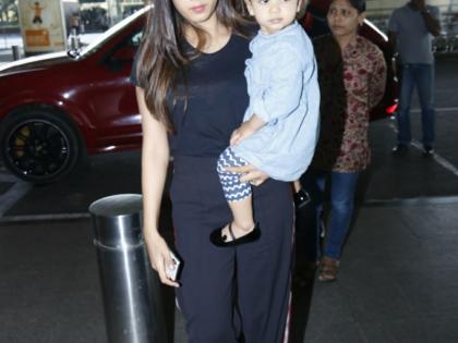 Mummy Mira's cute look with the Rajput at the airport! | विमानतळावर मम्मी मीरा राजपूतसोबत दिसला मिशाचा क्यूट अंदाज!
