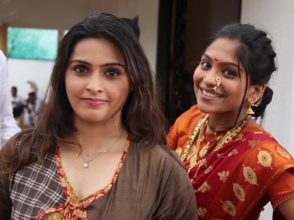 Lakshmi is always the best friend of Mangalma Setwaar Surabhi Hande and Samrudhi Kelkar | लक्ष्मी सदैव मंगलमच्या सेटवर सुरभी हांडे आणि समृद्धी केळकर बनल्या बेस्ट फ्रेंड्स