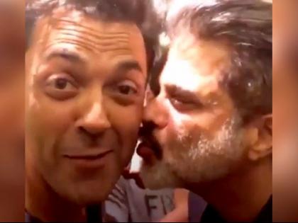 Anil Kapoor made Bobby Deol best, see the video! | अनिल कपूरने चक्क बॉबी देओलला केले किस, पाहा व्हिडीओ!