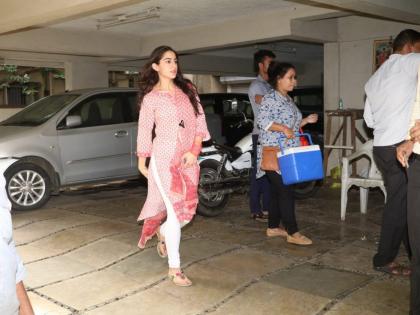 View Pics: Sara Ali Khan again seen in the traditional Look! | View Pics : पुन्हा ट्रेडिशनल लूकमध्ये दिसली सारा अली खान!