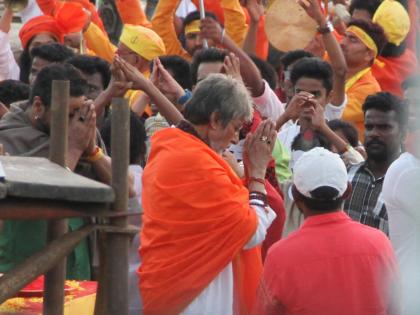 Amitabh Bachchan sings Ganesh aarti in Sarkar 3