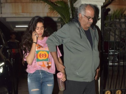 Bani Kapoor, Arjuna reached the house of his daughter Jahvanhi, and found serious face! | मुलगी जान्हवीचा हात पकडून अर्जुनच्या घरी पोहोचले बोनी कपूर, चेहऱ्यावर दिसले गंभीर भाव!