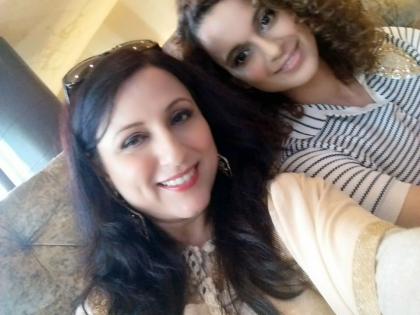 Did you watch this special selfie kishori shankeena with 'Bollywood Queen' Kangana Ranaut? | 'बॉलिवूड क्वीन' कंगना राणौतसह किशोरी शहाणेंचा हा खास सेल्फी तुम्ही पाहिला का?
