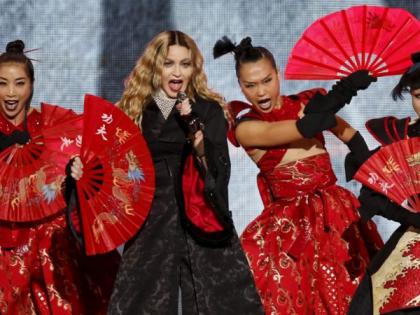 Madonna again promise | मडोना पुन्हा वादात Madonna again promise | मडोना पुन्हा वादात