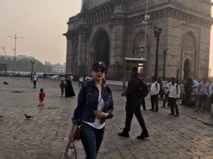 Gateway of India was hanging on a woman, but no one knew her? | गेट वे ऑफ इंडियावर बिंधास्त फिरत होती धकधक गर्ल माधुरी,पण कोणीही तिला ओळखले नाही?