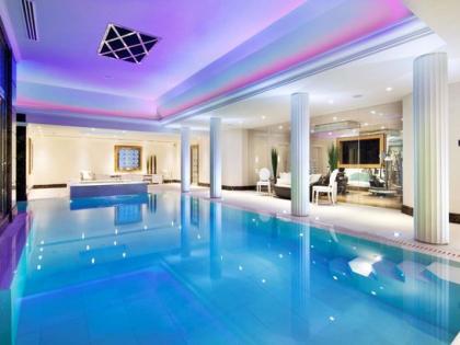 Justin Bieber rents a party mansion1