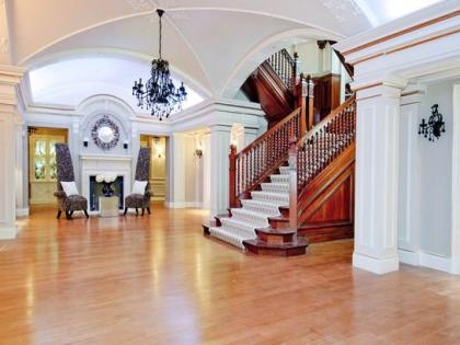 Justin Bieber rents a party mansion2