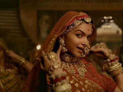 Seeing Deepika Padukone's waist to meet Ghumar in 'Ghoomar' | ​ ‘घूमर’ गाण्यात दीपिका पादुकोणची झाकलेली कंबर पाहून नेटक-यांना आले हसू !!