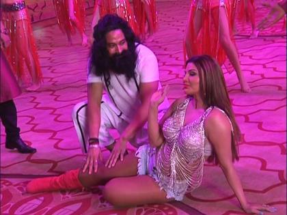 Rakhi Sawant discloses a harrowing; Said, 'Baba Ram Rahim had gone mad at Honeypreet's love!' | राखी सावंतने केला खळबळजनक खुलासा; म्हटले, ‘हनीप्रीतच्या प्रेमात वेडा झाला होता बाबा राम रहीम’!