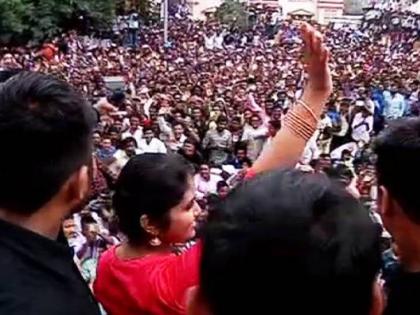 ​आर्चीच्या चाहत्यांनी केला कराड-सोलापूर रस्त्यावर चक्का जाम !