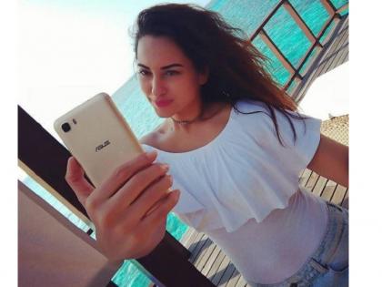 Sonakshi Sinha is enjoying the island of Maldives! | सोनाक्षी सिन्हा मालदीव्ह्ज बेटावर एन्जॉय करतेय व्हॅकेशन्स!