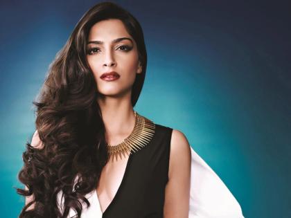 Her grandmother had told Sonam Kapoor that she did not want to go to the temple and kitchen during menstrual period | ​मासिक पाळीच्या काळात देवळात आणि किचनमध्ये जायचे नाही असे सोनम कपूरला बजावले होते तिच्या आजीने