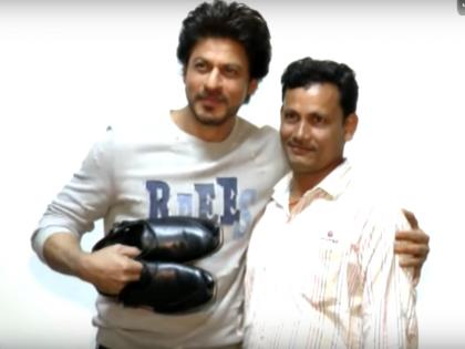 Shah Rukh Khan, the 'Rais', gifted to Jana Fan Shaam Bahadur | ‘रईस’ शाहरुख खानने घेतली जबरा फॅन शाम बहादूरची भेट