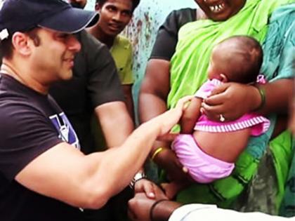 SEE VIDEO: Ramla Salman Khan with a Chimukula in Slums; Watch video! | SEE VIDEO : झोपडपट्टीतील एका चिमुकल्याबरोबर रमला सलमान खान; पहा व्हिडीओ!