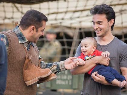 Baby Ahil and Mammoo Salman photo viral! | बाळ अहिल अन् मामू सलमानचा फोटो व्हायरल!