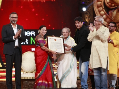 Banda Dev honors the glory of Seema Deva | जीवन गौरव पुरस्काराने सीमा देवा यांचा गौरव