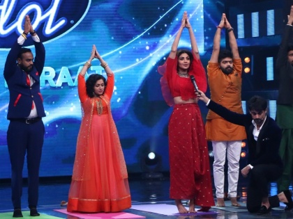 Shilpa Shetty launches Yoga Class on Indian Idol Set | इंडियन आयडलच्या सेटवर शिल्पा शेट्टीने सुरू केला योगा क्लास