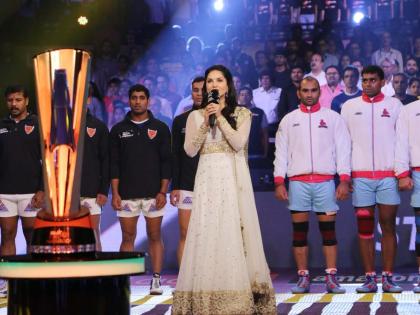 Sunny Leoni sang the National Anthem | सनी लियोनीने गायले राष्ट्रगीत