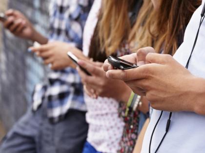 Turn off the youth from the phone | तरुणाईची फोनवरून नजर हटेना Turn off the youth from the phone | तरुणाईची फोनवरून नजर हटेना