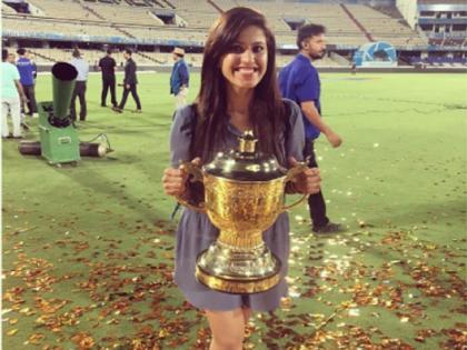 After the victory of Mumbai this cricketer's girlfriend saw the IPL trophy! | ​मुंबईच्या विजयानंतर या क्रिकेटरची गर्लफ्रेंड दिसली आयपीएल ट्रॉफीसह !