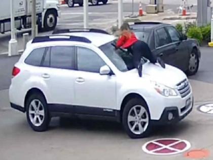 VIDEO: ... finally stopping her for a long time, the thief ran away from the car! | ​VIDEO : ...अखेर तिच्या जिद्दीपुढे नमते घेत चोर गाडी सोडून पळाला !