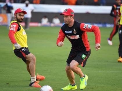 The colorful football match in Virat-D Villiers | विराट-डी विलियर्समध्ये रंगला फुटबॉल सामना The colorful football match in Virat-D Villiers | विराट-डी विलियर्समध्ये रंगला फुटबॉल सामना