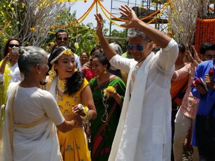 The strange thing about a strange wedding, finally, as a rumor of breaking news, Milind Soman is seen in the stereotype, with an INSIDE PHOTO | एका अजब लग्नाची गजब गोष्ट, अखेर ब्रेकअपच्या बातम्यांना अफवा ठरवत मिलिंद सोमण अडकला रेशीमगाठीत,बघा INSIDE PHOTO