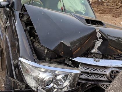 Prayer Behera and Aniket Vishwasrao's car hit a fatal accident, serious injury to prayer | प्रार्थना बेहेरे आणि अनिकेत विश्वासराव यांच्या गाडीला झाला भीषण अपघात, प्रार्थनाला झाली गंभीर दुखापत