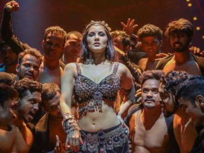 Bhoomi song OUT: 'Tripti Tripti' song released; Look, Sunny Leoni's 'Shakira Style' dance! | Bhoomi song OUT : ‘ट्रिप्पी ट्रिप्पी’ गाणे रिलीज; पाहा, सनी लिओनीचा ‘शकीरा स्टाईल’ डान्स !