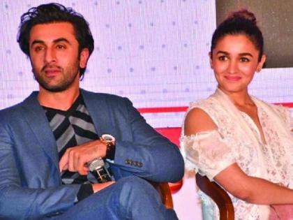 ​see pics :रणबीर कपूरच्या फॅमिलीसोबत डिनर डेटवर पोहोचली आलिया भट्ट!!