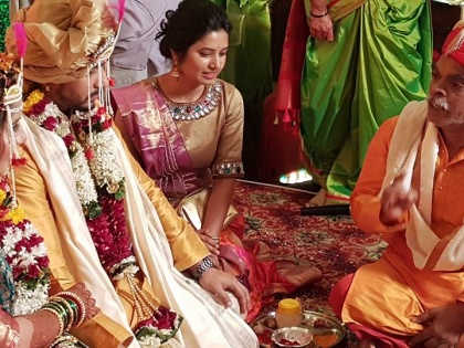 Now after Anushka Sharma and Virat Kohli, this Marathi actor sticks to the wedding ceremony ... see his wedding photos | ​अनुष्का शर्मा आणि विराट कोहलीनंतर आता हा मराठी अभिनेता अडकला लग्नबंधनात... पाहा त्याच्या लग्नाचे फोटो
