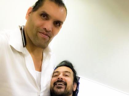 Let's see! Who is the famous singer who is seen as a saint with The Great Khali? | ओळखा पाहू! द ग्रेट खलीसोबत सेल्फीत दिसत असलेला हा प्रसिद्ध गायक कोण?