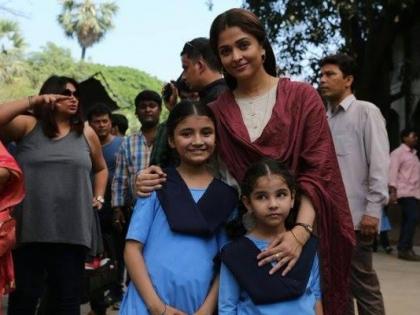 ऐश तिच्या छोट्या फॅनसह... ऐश तिच्या छोट्या फॅनसह...